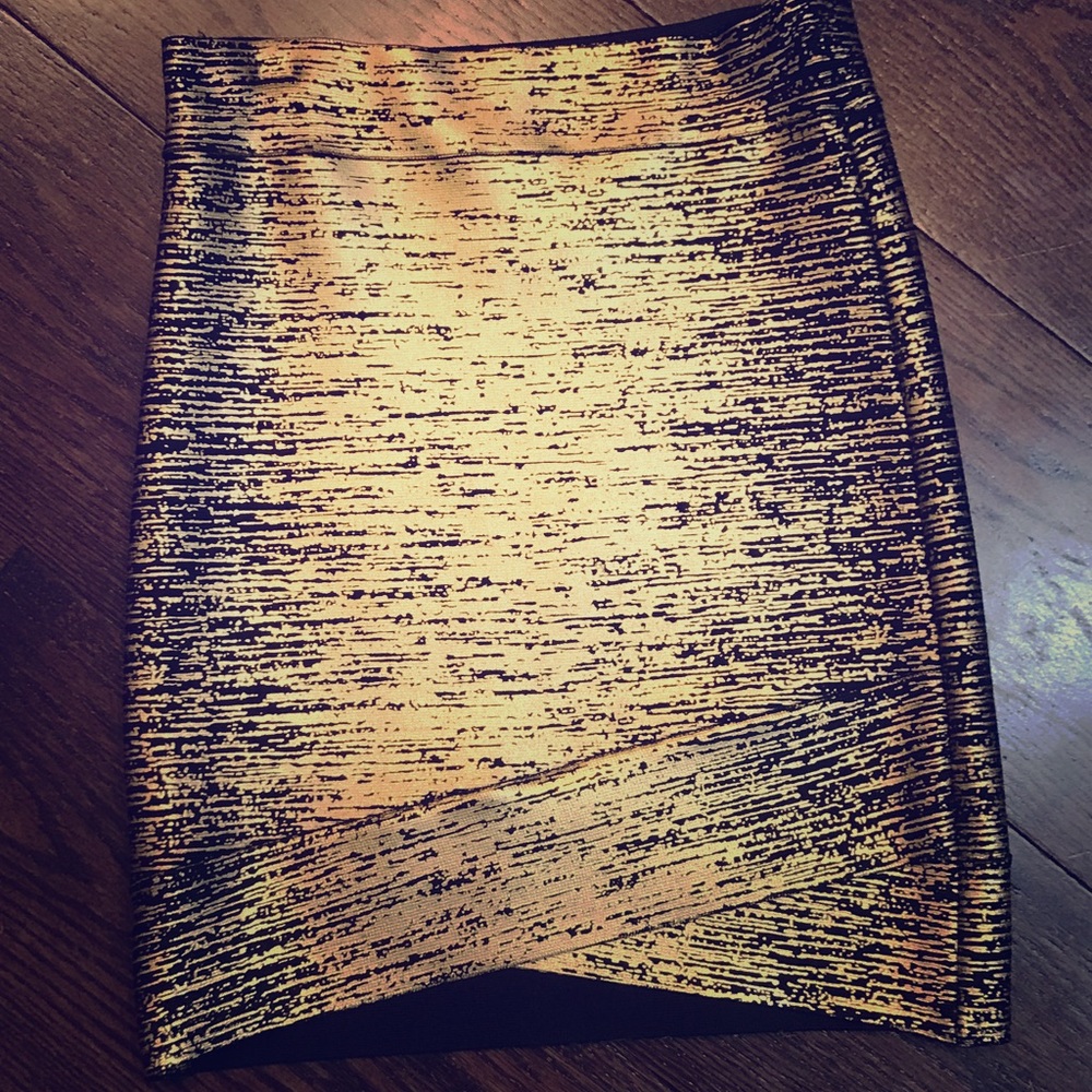 Bcbgmaxazria gold/black mini skirt size S NWOT